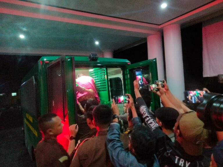 Kejari Basel Tahan Dua Tersangka Kasus Dugaan Penerbitan Legalitas Lahan Negara Bersama Mafia Tanah di Pulau Lepar