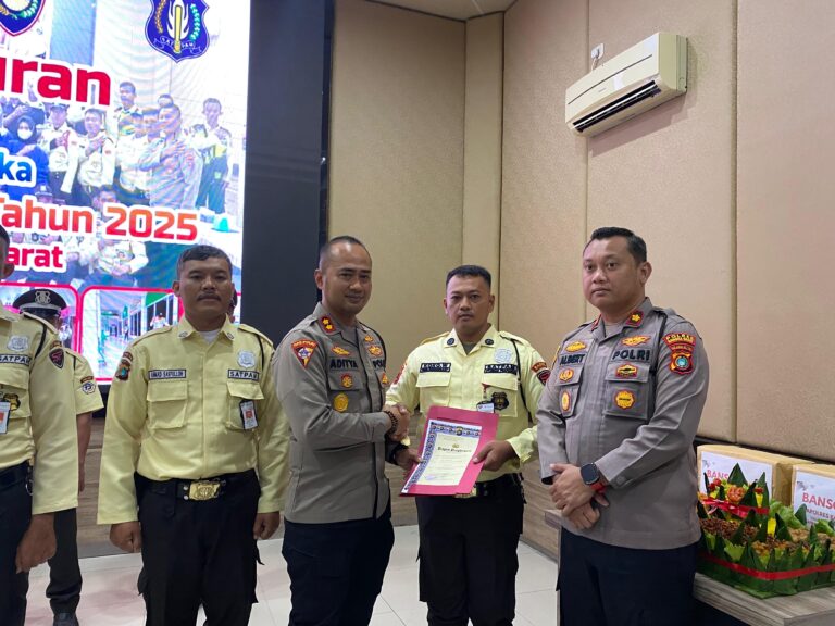 Kapolres Bangka Barat Berikan Penghargaan Kepada Satpam Berprestasi