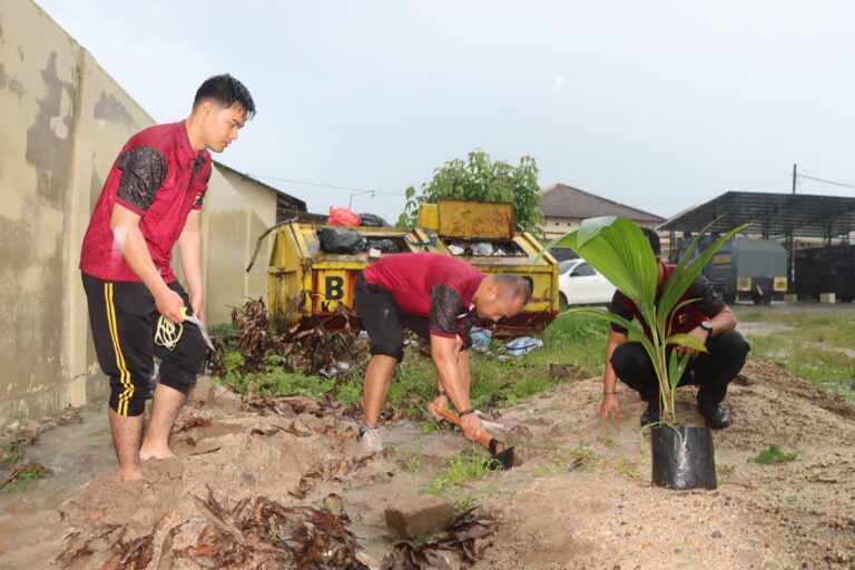 Dibawah Guyuran Hujan, Polres Bangka Barat Tetap Tanam Pohon