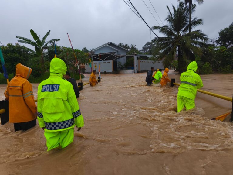 Satuan Lalulintas Polres Babar Terjunkan Personil Dititik Rawan Banjir