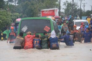 Polres Bangka Tengah Bersama Tim Gabungan Evakuasi Korban Banjir Lubuk Besar