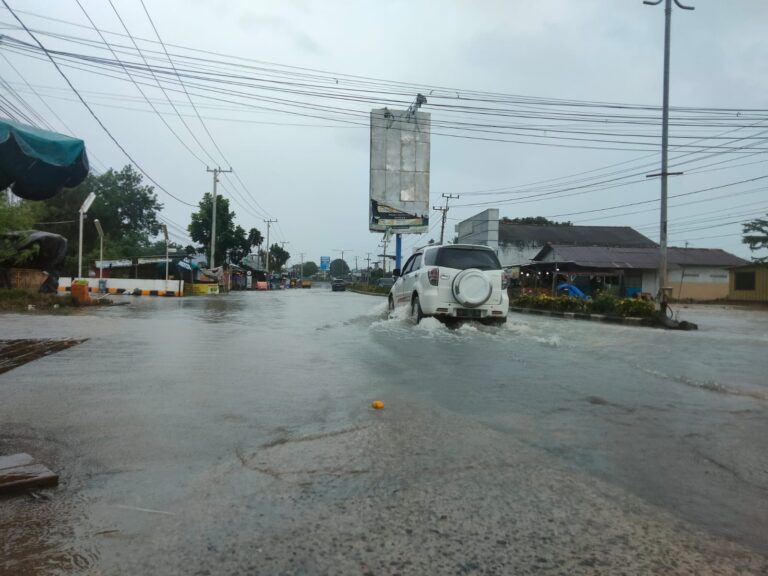 Banjir Rob Genangi Depan SPBU Kelurahan Berok, Air Capai 30 Cm