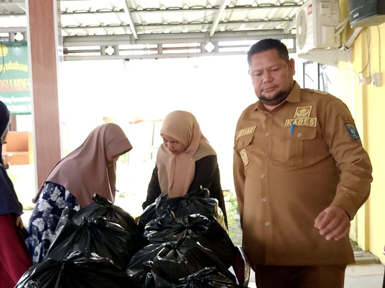 Pemdes Nibung Salurkan Bantuan Sembako kepada Warga Terdampak Banjir