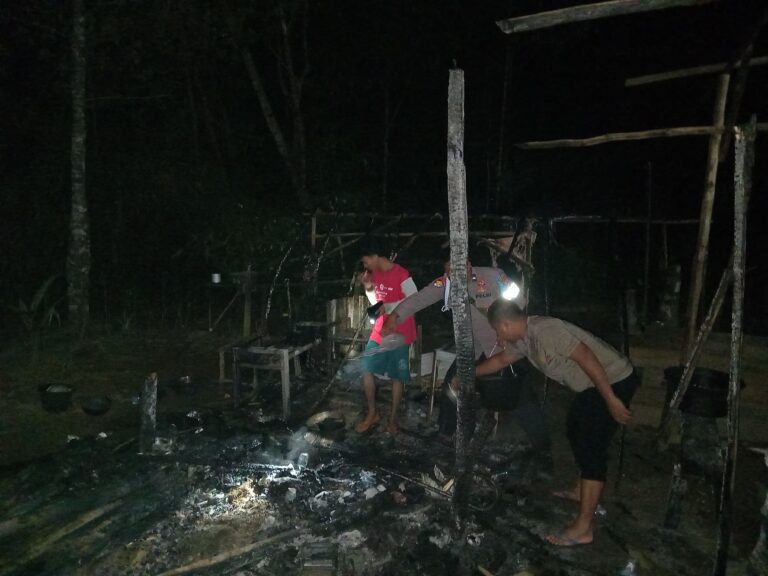 Akibat Konsleting, Sebuah Rumah di Desa Pengek Terbakar