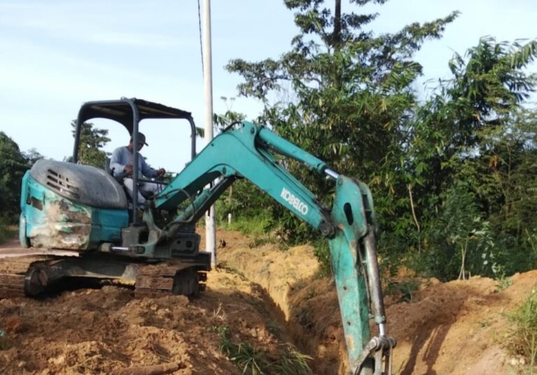 Cegah Banjir Kembali Terulang, Dinas PU Bangka Tengah Normalisasi Drainase Desa Perlang