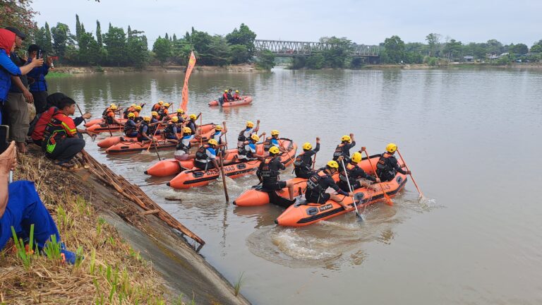 Lomba Dayung Perahu Ramaikan HUT BASARNAS Ke-54 di Pangkalpinang
