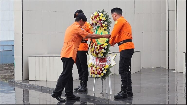 Kantor SAR Pangkalpinang Gelar Ziarah Makam Pahlawan di TMP Pawitralaya Dalam Menyambut HUT Ke-54 BASARNAS
