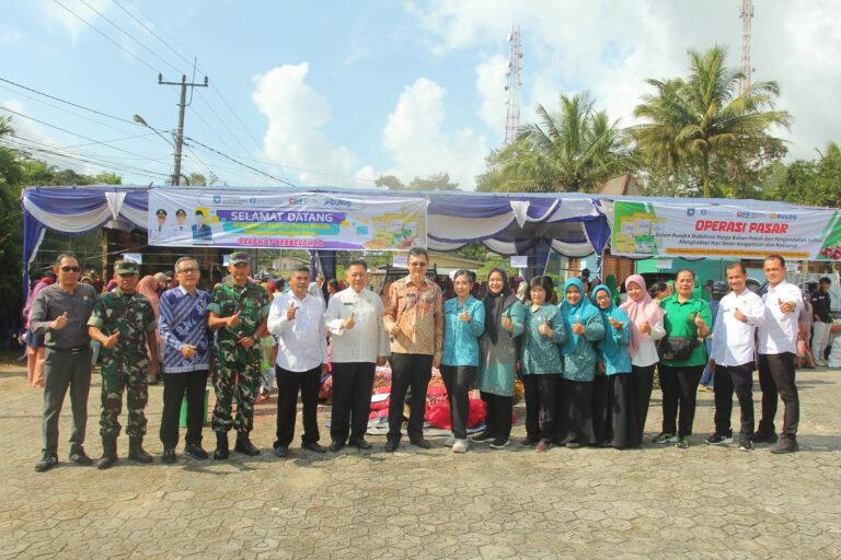 Bantu Masyarakat, Pemkab Bangka Barat Gelar Operasi Pasar Murah di Simpang Teritip