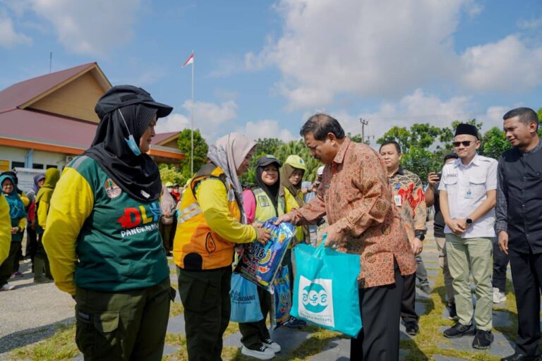 Pemkot Pangkalpinang Serahkan 478 Paket Sembako untuk Petugas Kebersihan dan Pertamanan