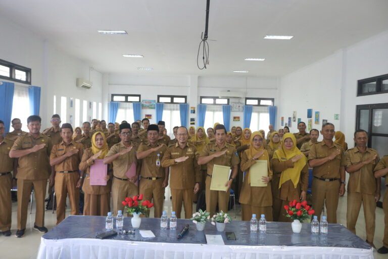 Bupati Bangka Tengah Lantik 29 Kepala Sekolah, Tekankan Pendidikan Karakter