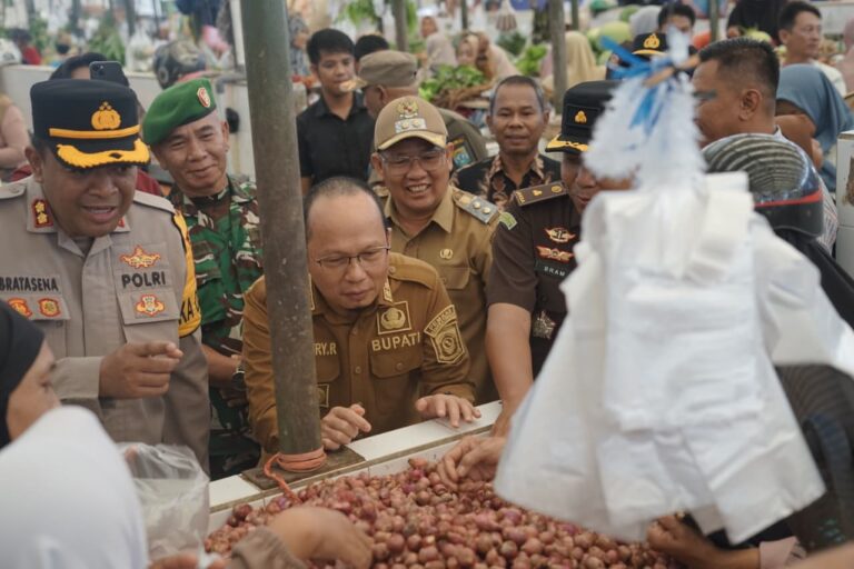 Pantau Harga Pangan, Bupati Bangka Tengah Turun Langsung ke Pasar Modern Koba